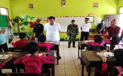 Kunjungan Bersejarah Bupati Lamandau: Peninjauan MBG Hari Ketiga di SDN Purwareja