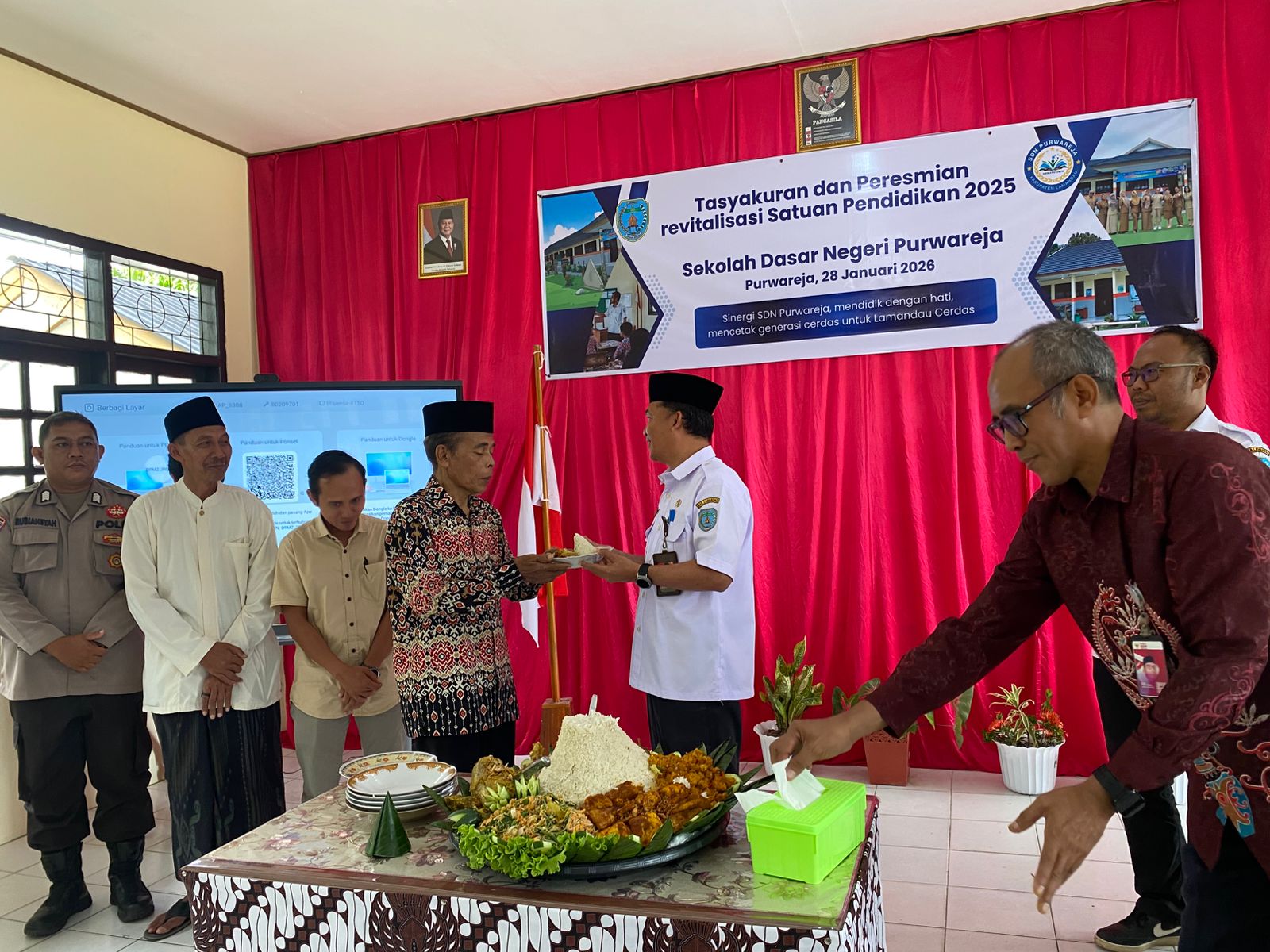 Penyerahan Potong tumpeng ke Sesepuh Desa Purwareja